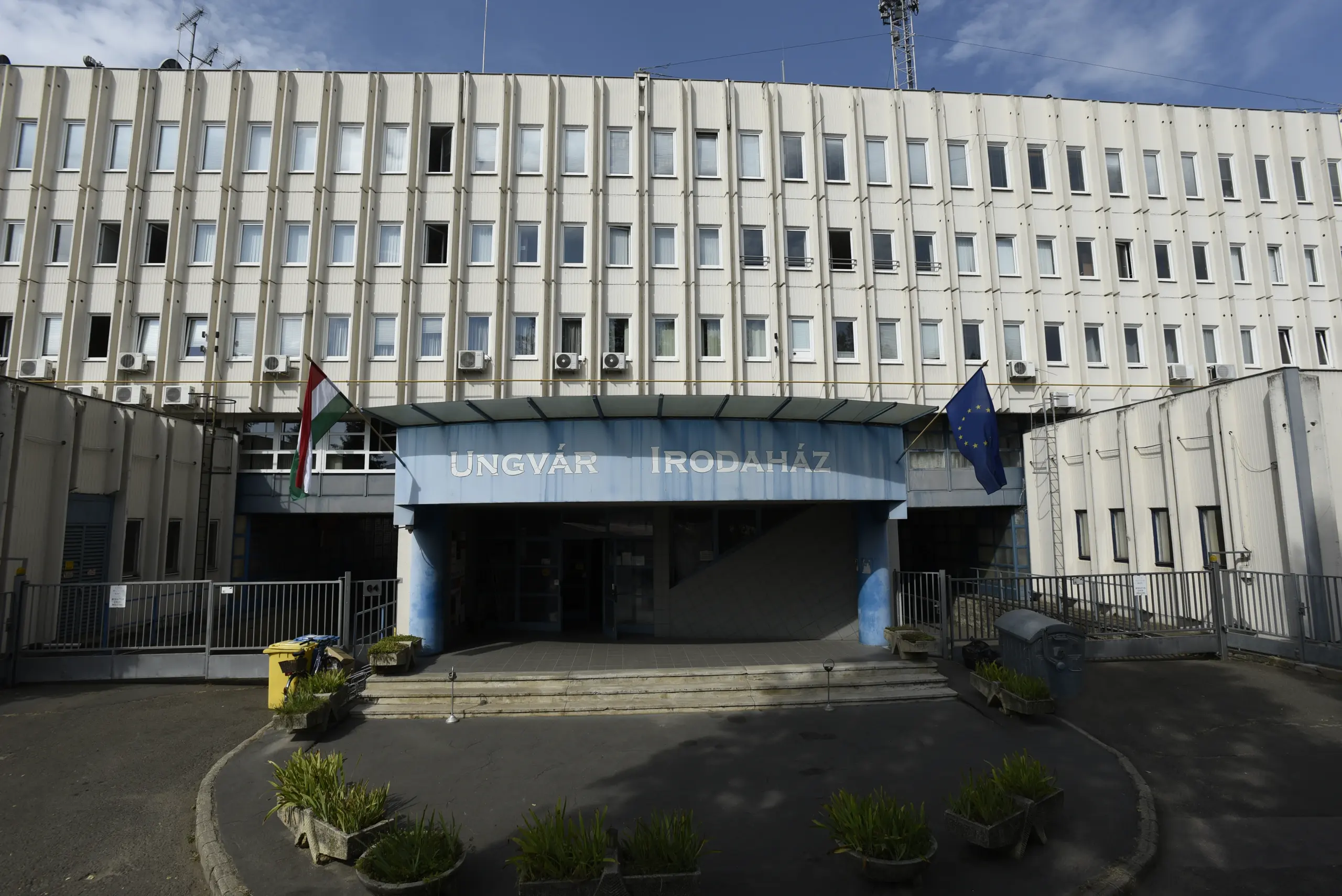 Az intézet székhelye, az Ungvár Irodaház bejárata.